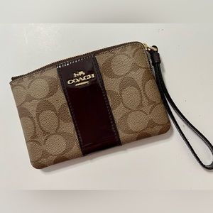 (NWT) COACH CORNER ZIP WRISTLET SIGNATURE CANVAS (F34650)